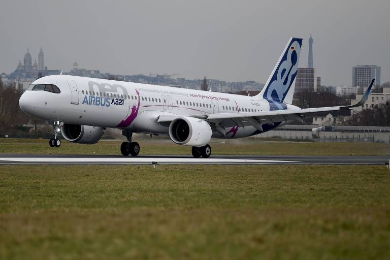 Mas as atenções estão voltadas para o A321neo, mais especificamente a versão Long Range (alcance longo). Seus novos motores permitirão que o modelo, de fuselagem estreita, faça voos transatlânticos, segmento em que hoje só operam aviões de fuselagem larga, como A330 e A350