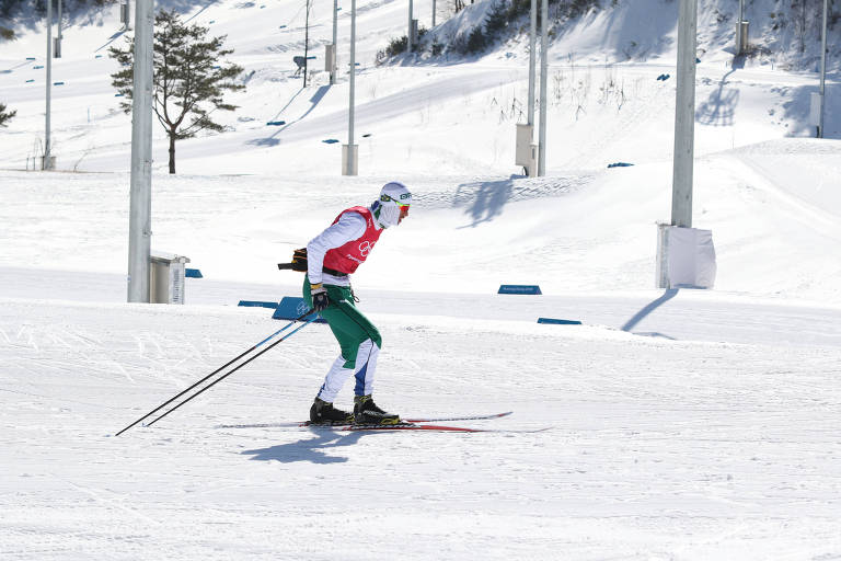 Victor Santos, atleta brasileiro de esqui cross-country, treina na neve para a disputa dos Jogos de Inverno de PyeongChang