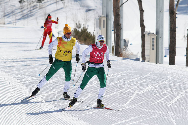 Victor Santos, de colete vermelho, treina na neve para a disputa do esqui cross-country nos Jogos de Inverno de PyeongChang
