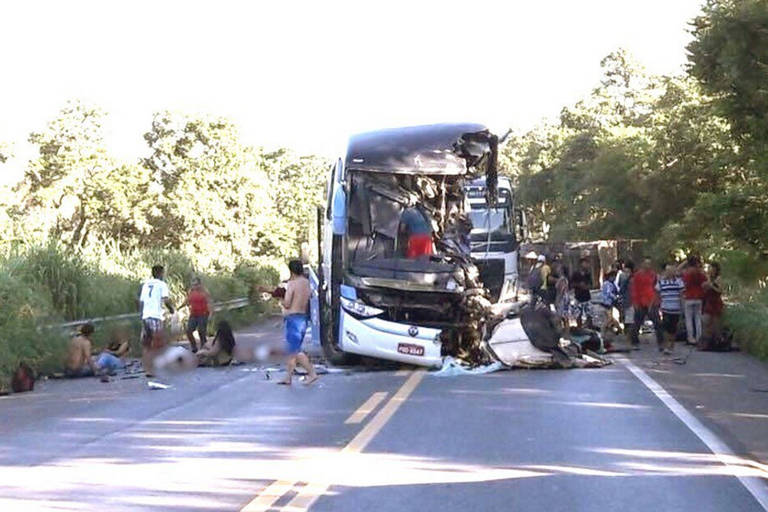 Grave acidente entre carreta e ônibus deixou ao menos sete mortos em Goiás 