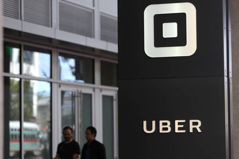 Logo da Uber em escritório na Califórnia; novas regras serão analisadas novamente pelos deputados brasileiros