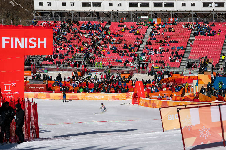 Prova de esqui slalom com cadeiras vazias nas arquibancadas de arena em Pyeongchang