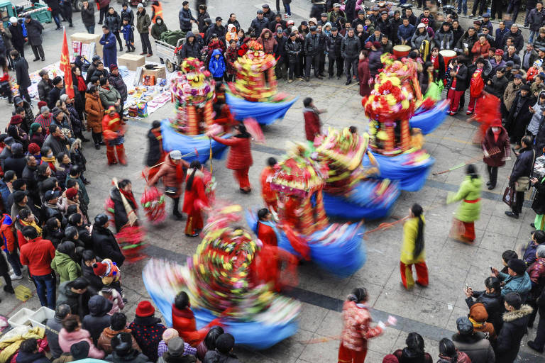 Pessoas em Xuyi County, leste da província de Jiangsu, na China, comemorando o Ano-Novo chinês