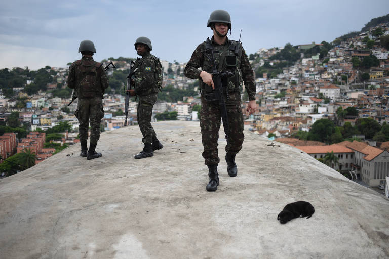 Militares das Forças Armadas em operação no Complexo de São Carlos, no Rio de Janeiro 