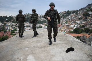 Militares das Forças Armadas participam de operação no Complexo de São Carlos