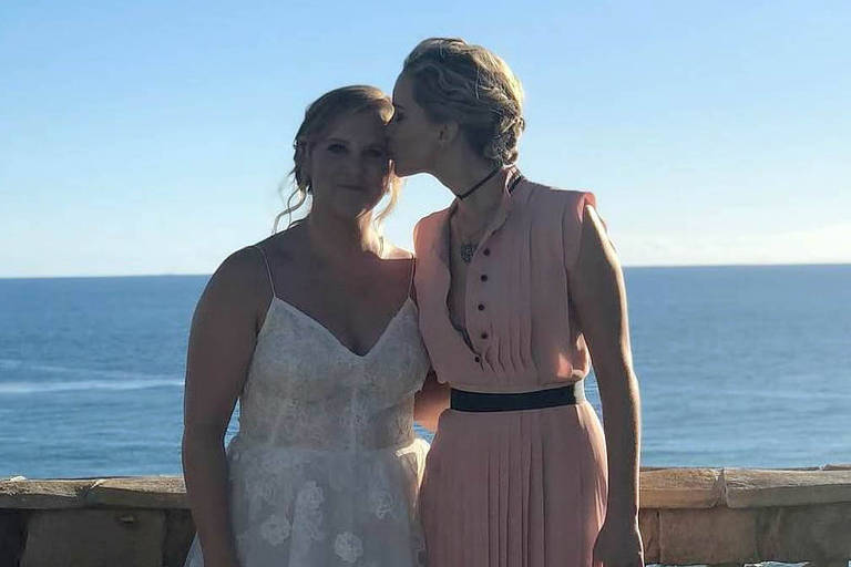 Jennifer Lawrence posa ao lado de Amy Schumer em seu casamento