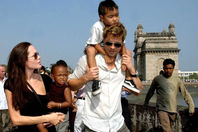 Os atores norte-americanos Angelina Jolie e Brad Pitt passeiam com os filhos na Índia, em 2006
