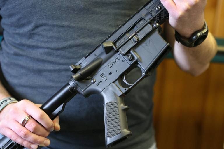 Fuzil AR-15 como o usado em massacre na Flórida é mostrado por vendedor em loja em Orem, Utah (EUA)