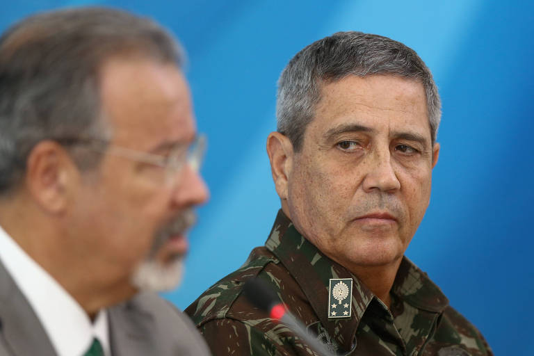 À esq., o ministro da Defesa, Raul Jungmann, e o general Walter Braga Netto, chefe do Comando Militar do Leste, durante entrevista coletiva