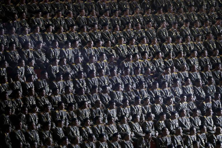 Soldados assistem a um concerto em Pyongyang, em 2015, na Coreia do Norte