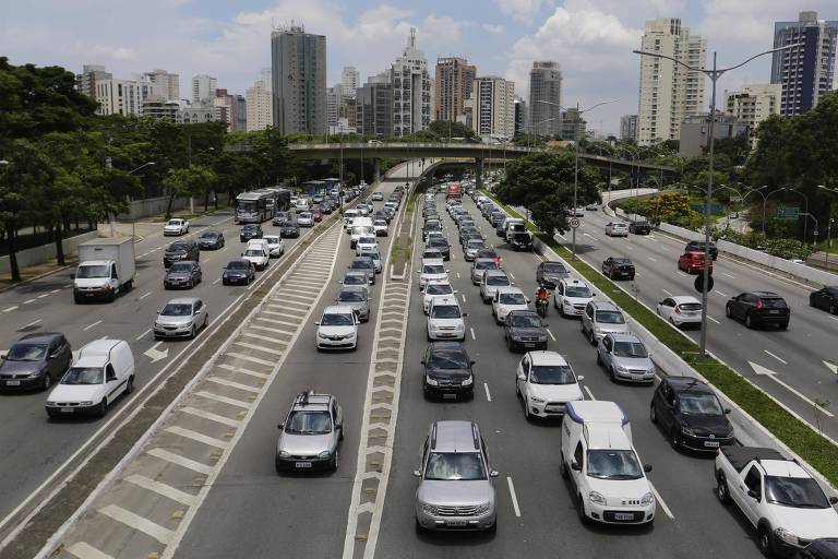 Trânsito na Av. 23 de Maio, em São Paulo