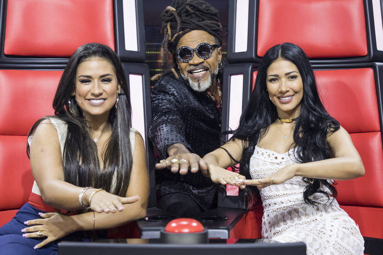Carlinhos Brown entre Simone e Simaria no "The Voice Kids" (Globo) 
