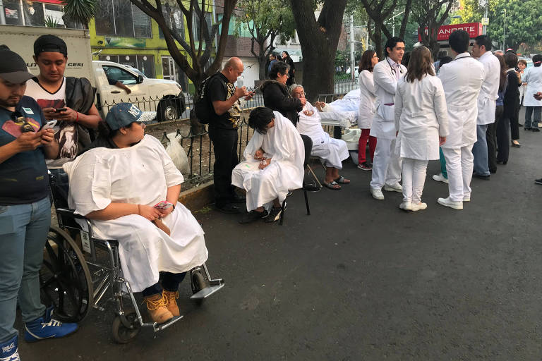 Pacientes de hospital esperam na rua na Cidade do México após terremoto de magnitude 7,2 atingir a região central do país