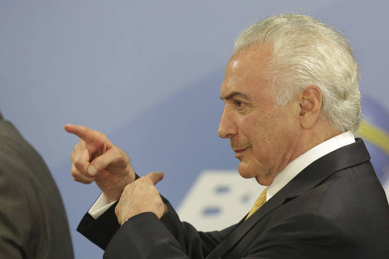 O presidente Michel Temer gesticula durante assinatura de decreto de intervenção no Rio