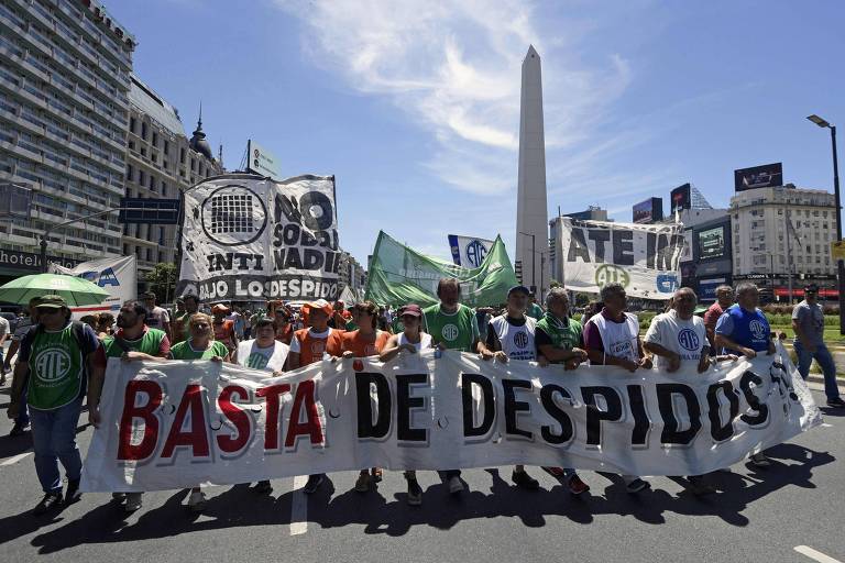 Com faixa 'chega de demissões', servidores públicos protestam em Buenos Aires contra cortes no funcionalismo