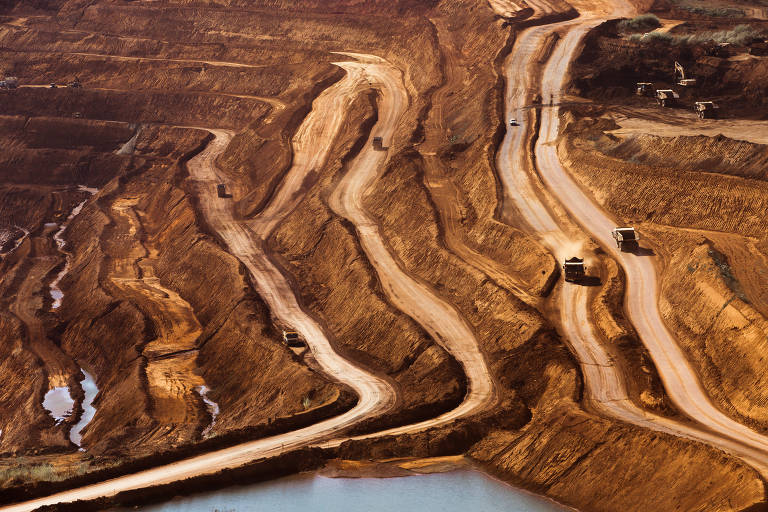 Caminhos abertos em morro de "terra" para extração de minério