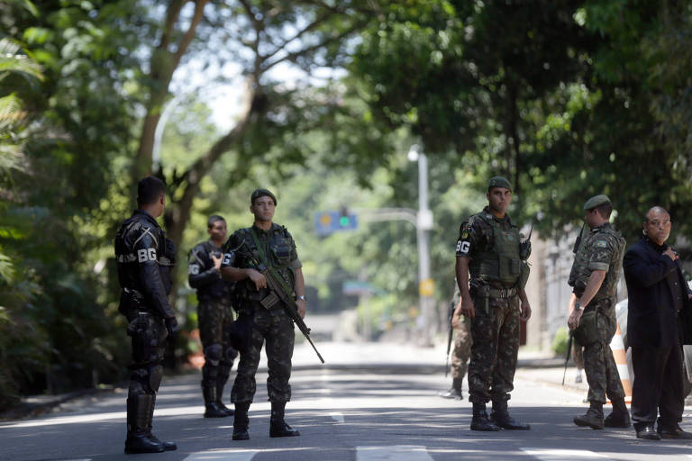 Exército próximo ao Palácio Guanabara, no Rio de Janeiro, após o governo federal determinar intervenção na segurança pública no estado