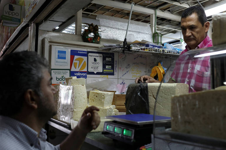 Barraca de queijo no mercado de Chacao, em Caracas, que aceita diversos apps para pagamento