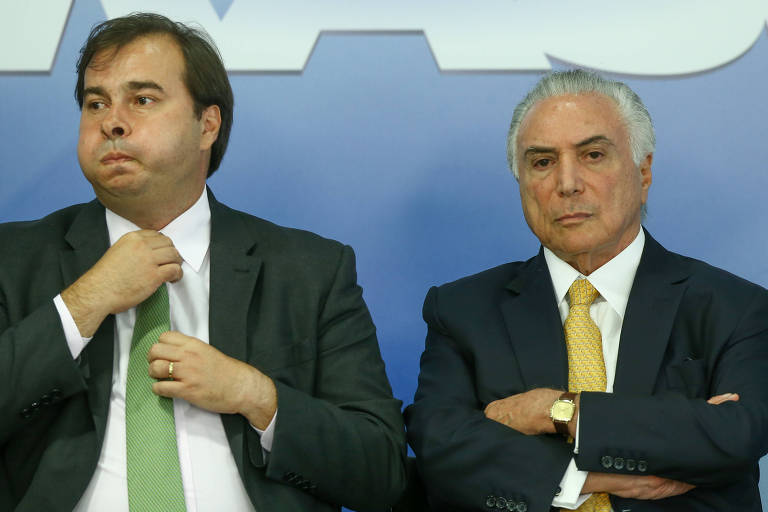 O presidente da Câmara, Rodrigo Maia (DEM-RJ), e Michel Temer  durante cerimônia de assinatura de decreto de intervenção na área de segurança do Rio