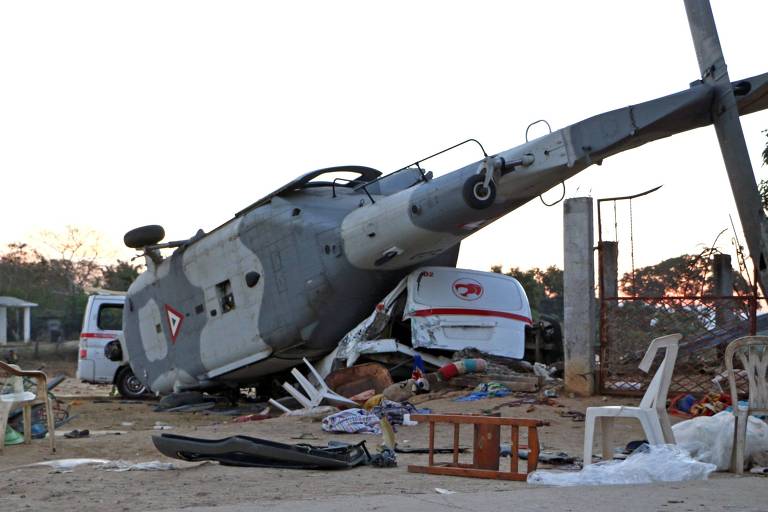 Helicóptero militar que caiu em Santiago Jamiltepec, no México, e matou 13 pessoas em terra