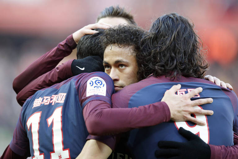 Neymar é abraçado pelos jogadores Di María e Cavani após marcar o segundo gol do PSG na vitória por 5 a 2 sobre o Strasbourg, em Paris