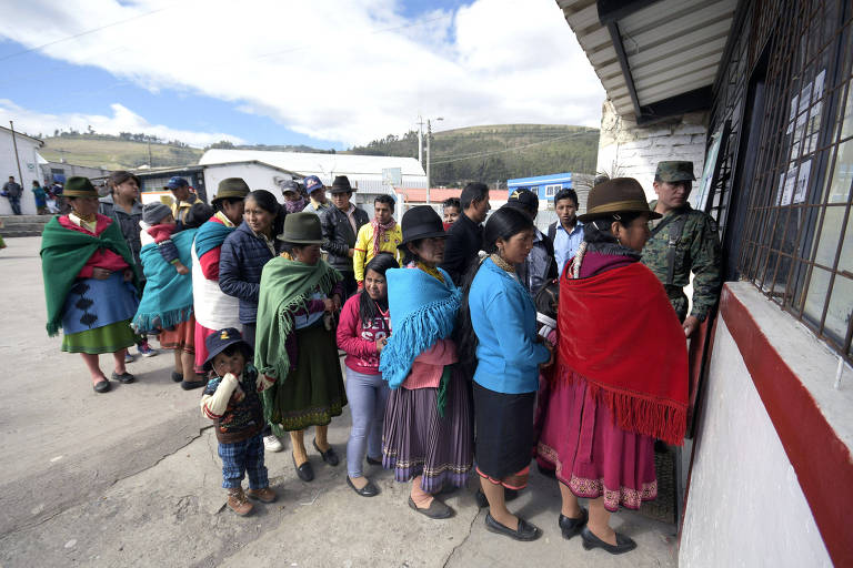 Fila para votar no referendo nacional na cidade de Cangahua, no Equador; proposta para proibir reeleição sem limites venceu