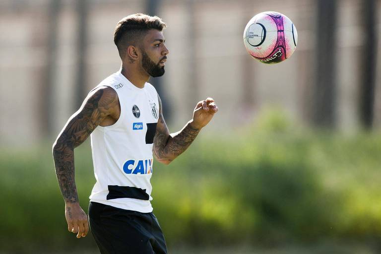 O atacante Gabriel, do Santos, observa a bola durante um treinamento da equipe no CT Rei Pelé