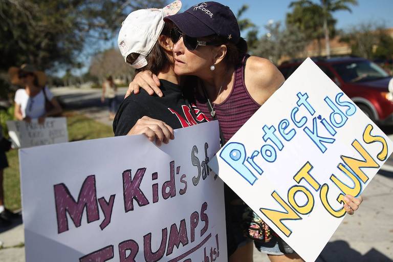 Mães de alunos da escola onde houve massacre em Parkland, na Flórida, protestam pelo controle de armas nos EUA