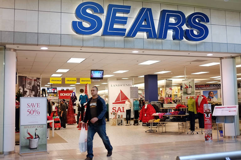 Homem passa em frente a loja da Sears, em Connecticut (EUA)