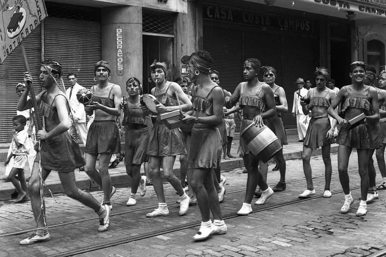 Homens vestidos de mulher durante o Carnaval de 1945 no centro do Recife