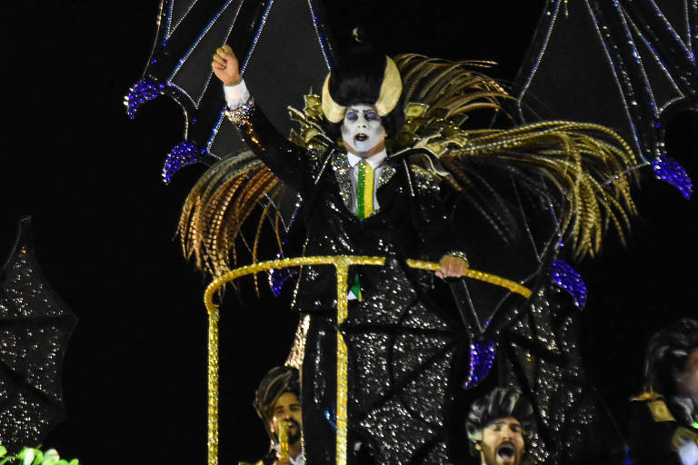 Componente da escola da samba Paraíso do Tuiuti desfila fantasiado como um presidente Michel Temer vampiro, no Carnaval de 2018