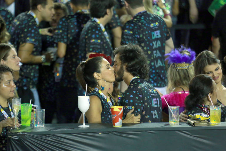 Fátima Bernardes e Túlio Gadêlha se beijam no desfile das escolas de samba campeãs no Rio de Janeiro 