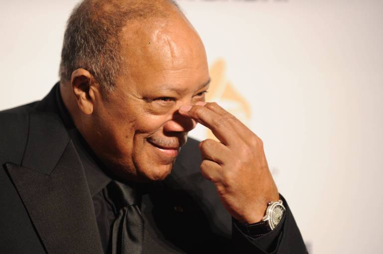 Quincy Jones chega a premiação de música em Beverly Hills, na Califórnia