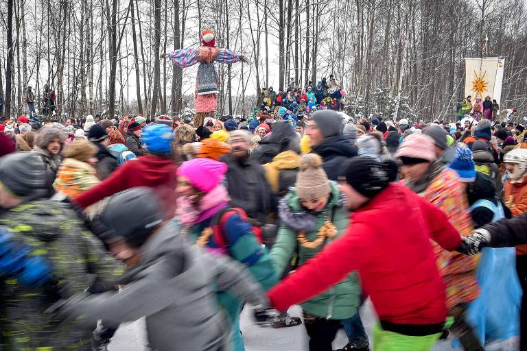 Russos dançam nas ruas durante a máslenitsa, a passagem do inverno para a primavera