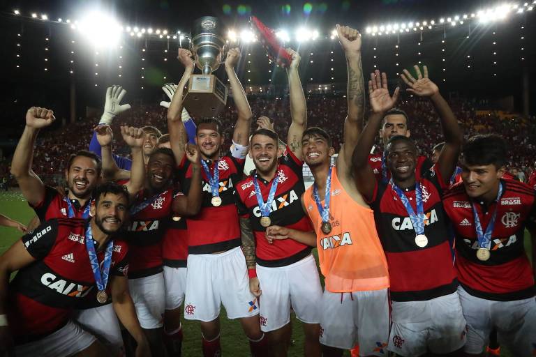 Jogadores do Flamengo erguem o troféu da Taça Guanabara depois da vitória por 2 a 0 sobre o Boavista