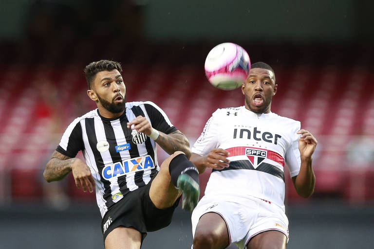 Gabriel e Jucilei disputam bola na vitória do Santos por 1 a 0 contra o São Paulo
