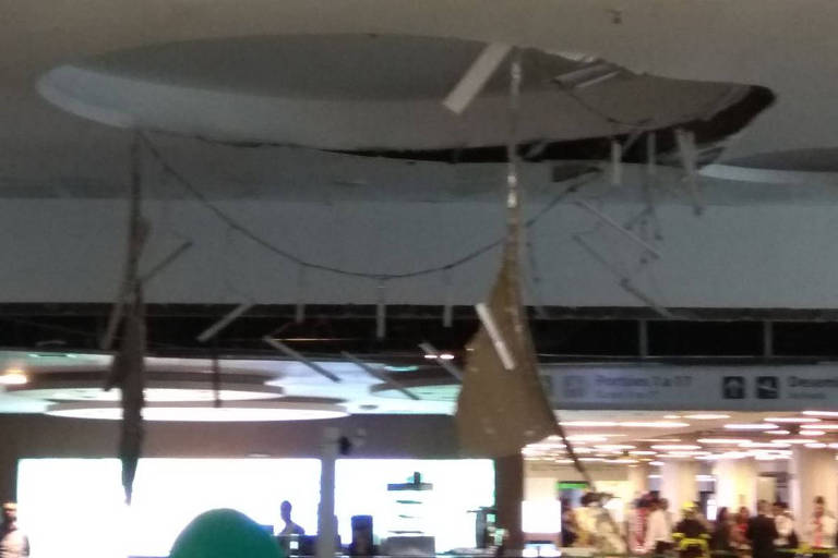 Parte do teto do salão de embarque do aeroporto de Brasília despencou