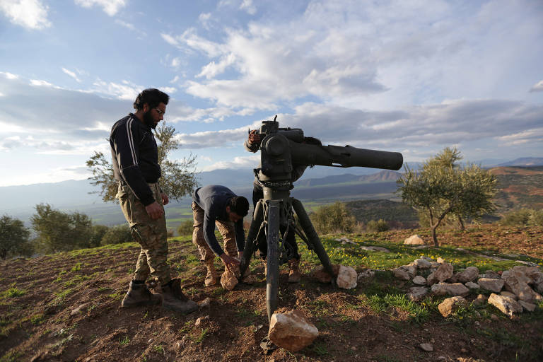 Homens de uma milícia aliada da Turquia preparam um lançador de míssil anti-tanque próximo da cidade de Afrin, na Síria 