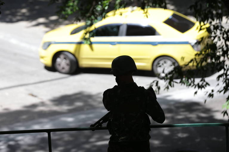 Soldado do Exército nas ruas do Rio de Janeiro, após o Governo Federal determinar a intervenção na segurança pública no Estado