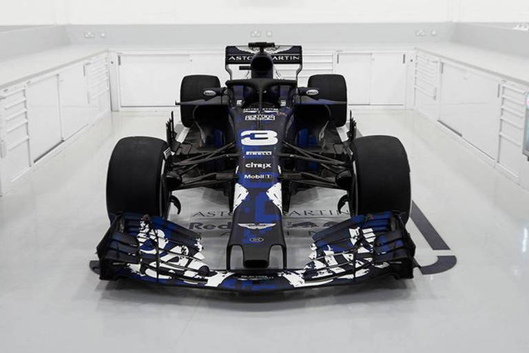 Vista frontal do novo carro da Red Bull para a temporada 2018 da F-1