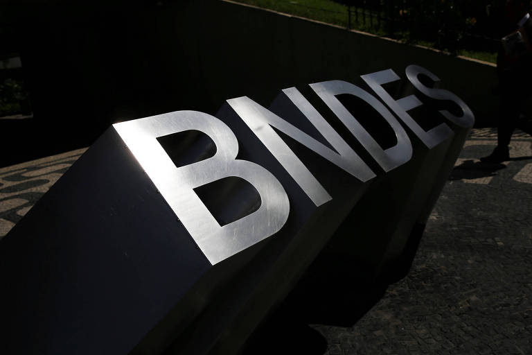 Logo do Banco Brasileiro de Desenvolvimento, o BNDES, na entrada de sua sede, no Rio