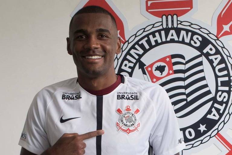 O zagueiro Marllon, 25, aponta para o símbolo do Corinthians em sua camisa depois de assinar contrato até 2021