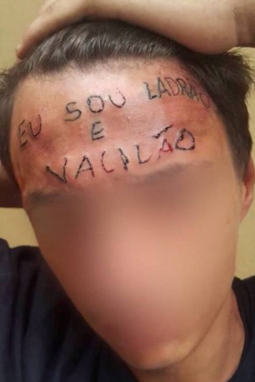 O tatuador Ronildo Moreira de Araújo, 29, e o vizinho Maycon Wesley Carvalho dos Reis, 27 anos, foram presos por tatuarem a testa de um adolescente no ABC
