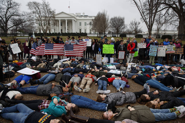 Manifestantes se deitam em protesto por controle de armas nos EUA em frente à Casa Branca nesta segunda-feira