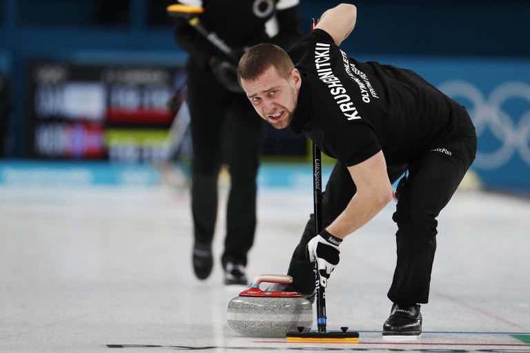 O russo Alexander Krushelnitski disputa uma prova de curling de duplas mistas em PyeongChang