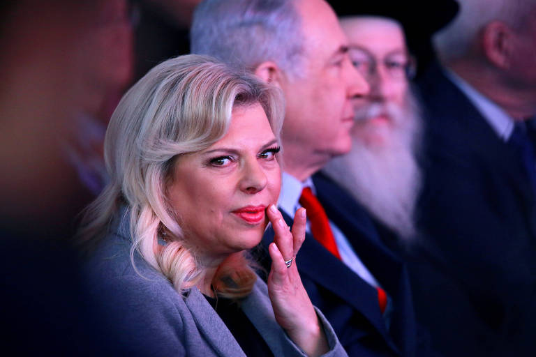 O premiê israelense Binyamin Netanyahu (centro) e sua mulher durante cerimônia em um hospital na cidade de Ashkelon