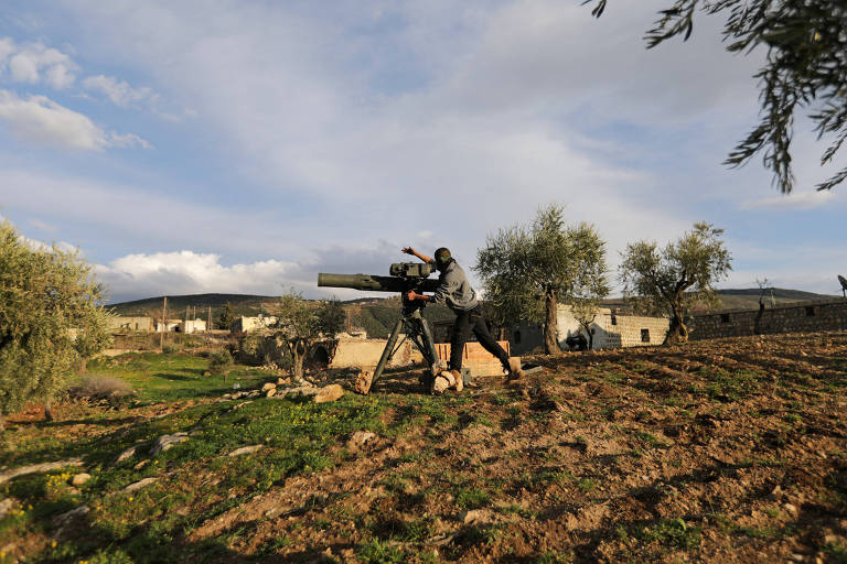 Combatente apoiado pela Turquia usa artilharia antitanque em Afrin