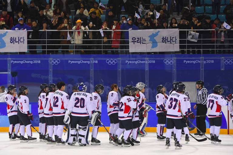 Jogadoras do time unificado das Coreias deixam o gelo após derrota para a Suíça