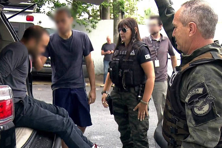 Suspeito de pedofilia, preso em operação nesta terça (20), sai de viatura da Polícia Civil 