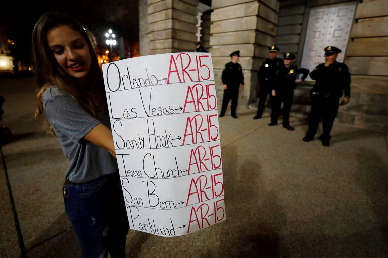 Estudante carrega cartaz mostrando em que ataques a tiros foi usado o fuzil AR-15 em protesto em Raleigh, na Carolina do Norte